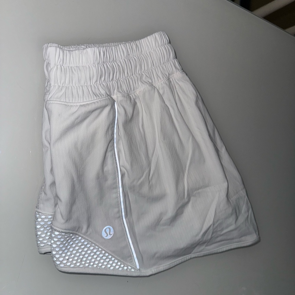 Lululemon Hotty Hot women’s 2.5” shorts white size 6